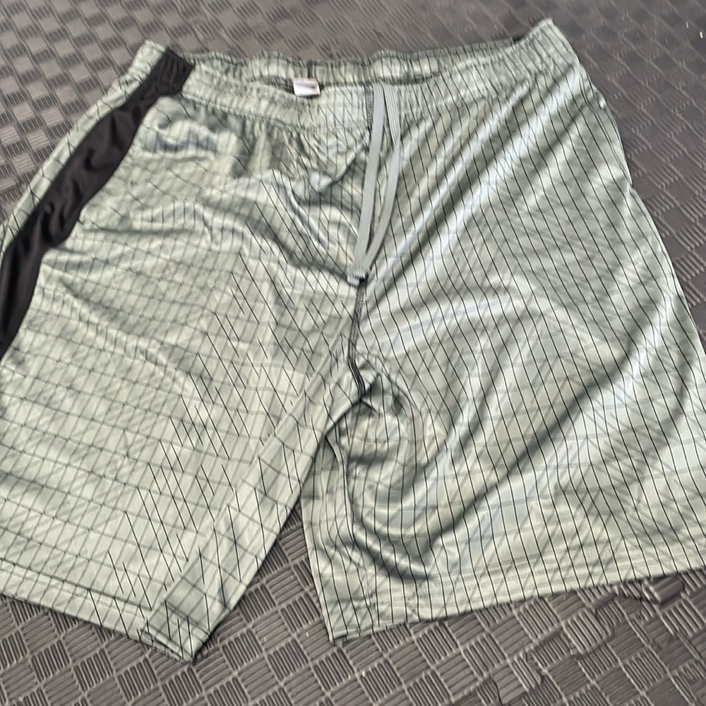 olive green and black old navy active shorts lightweight, 2 front pockets sz XL